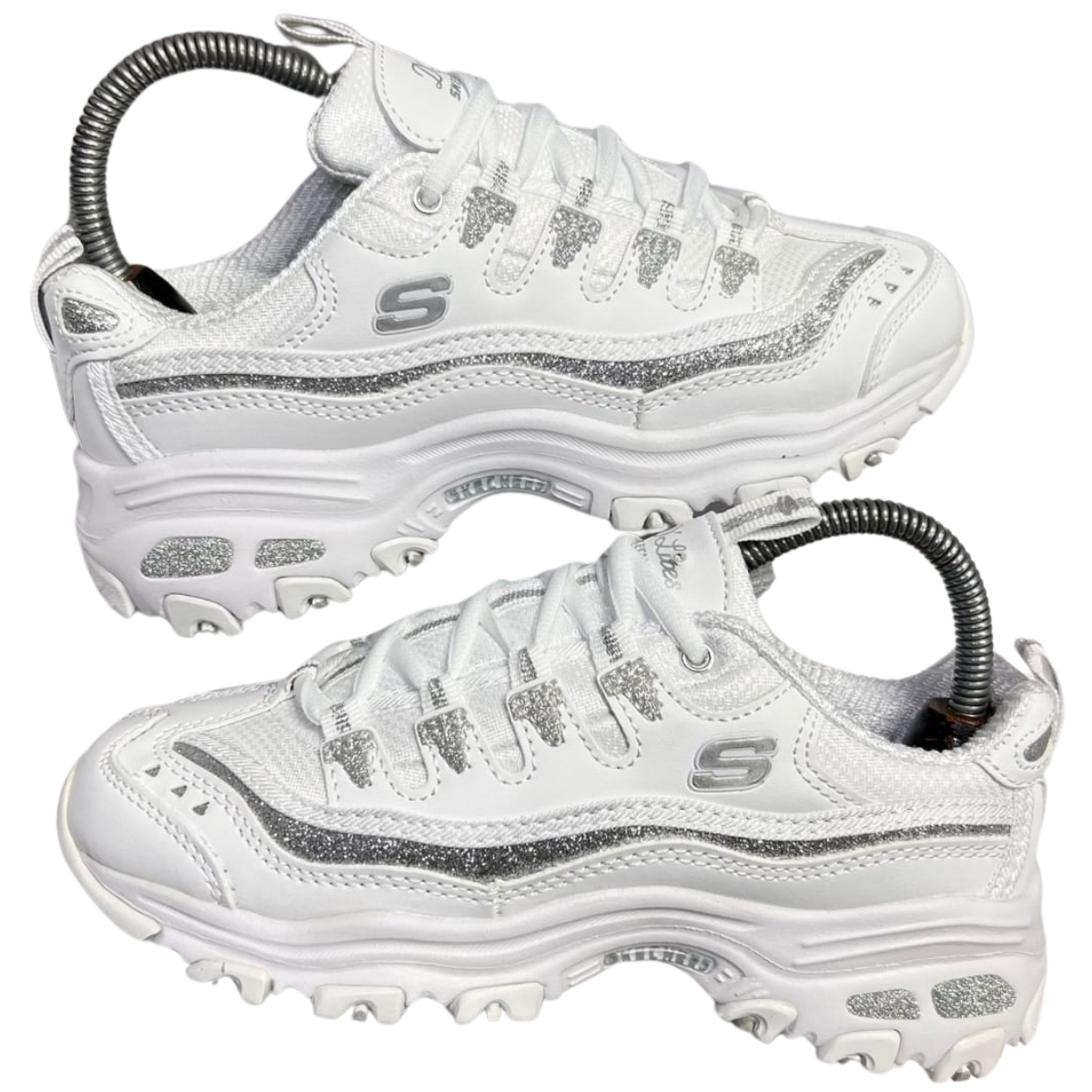 ZAPATILLAS SKECHERS D'LITES MUJER PARIS: Comodidad y Estilo para tu Día a Día Las ZAPATILLAS SKECHERS D'LITES MUJER PARIS son la opción perfecta para quienes buscan un calzado cómodo y moderno. Estas zapatillas no solo te ofrecen confort durante todo el día, sino que también aportan un toque de estilo a tu atuendo. En Onlineshoppingcenterg, te ayudamos a encontrar las mejores zapatillas Skechers mujer ofertas, para que adquieras la calidad que mereces al mejor precio.  ¿Por qué elegir las ZAPATILLAS SKECHERS D'LITES MUJER PARIS? Las ZAPATILLAS SKECHERS D'LITES MUJER PARIS son conocidas por su diseño liviano y su acolchado, lo que las convierte en el calzado ideal para caminar o realizar actividades cotidianas. Estas zapatillas cuentan con la tecnología necesaria para ofrecer soporte y confort, reduciendo el impacto en tus pies y manteniéndote cómoda durante horas.  Características clave: Comodidad superior: Las zapatillas Skechers mujer están diseñadas para ajustarse perfectamente a tu pie, brindando un soporte adecuado en cada paso. Estilo moderno: Con un diseño contemporáneo, las ZAPATILLAS SKECHERS D'LITES MUJER PARIS se adaptan a cualquier look, ya sea casual o deportivo. Durabilidad garantizada: Fabricadas con materiales de alta calidad, estas zapatillas están hechas para durar, ofreciéndote una inversión segura. Encuentra las Mejores Ofertas en ZAPATILLAS SKECHERS MUJER Si estás buscando zapatillas Skechers mujer ofertas, en Onlineshoppingcenterg encontrarás descuentos increíbles para que puedas comprar tus ZAPATILLAS SKECHERS D'LITES MUJER PARIS sin salir de casa. Además, ofrecemos una amplia variedad de modelos como las zapatillas Skechers mujer sin cordones, ideales para quienes buscan practicidad y estilo.  Ventajas de comprar en Onlineshoppingcenterg: Variedad de modelos: Desde las últimas colecciones hasta las más clásicas, tenemos todo lo que necesitas en tenis Skechers mujer. Envío rápido: Recibe tus zapatillas Skechers mujer de manera rápida y segura, sin complicaciones. Precios accesibles: Siempre ofrecemos las mejores ofertas en tenis Skechers mujer y zapatillas Skechers para mujer, para que encuentres la opción perfecta sin comprometer tu presupuesto.